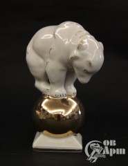 Скульптура "Медведь на шаре"